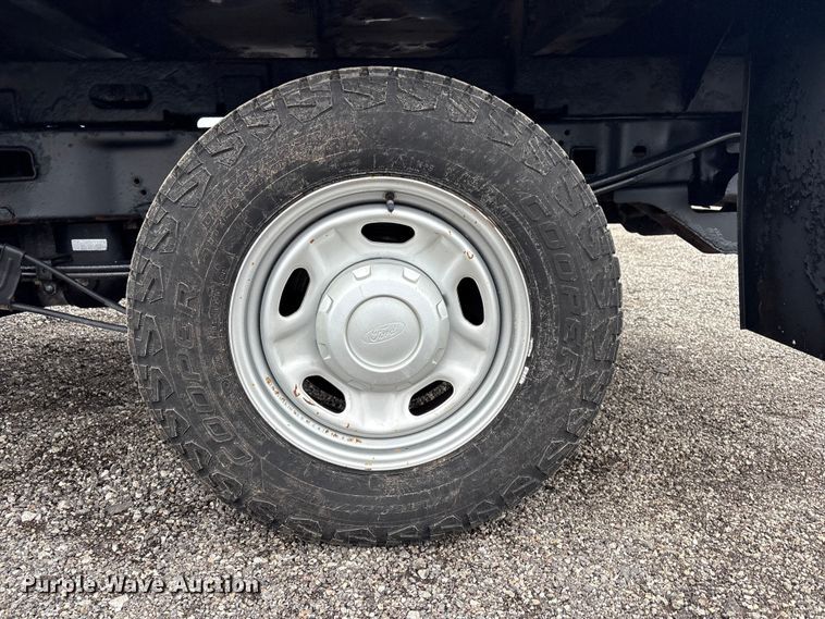 image for item EG9107 2017 Ford F250 Super Duty Crew Cab flatbed pickup truck