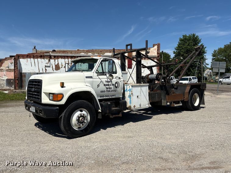image for item EI5840 1997 Ford F800 tow truck