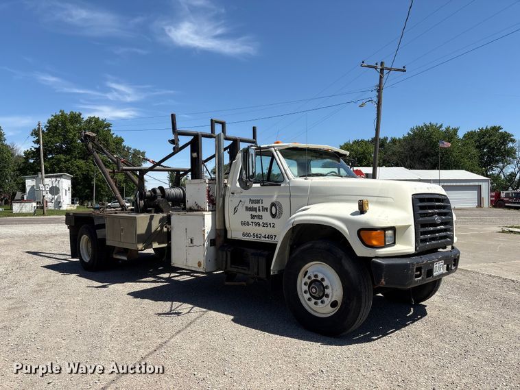 image for item EI5840 1997 Ford F800 tow truck