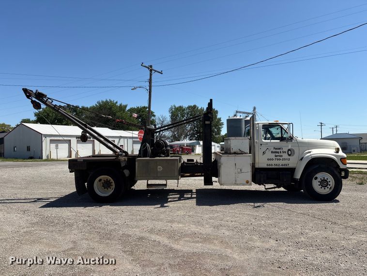 image for item EI5840 1997 Ford F800 tow truck