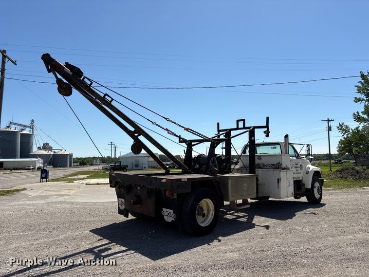 image for item EI5840 1997 Ford F800 tow truck