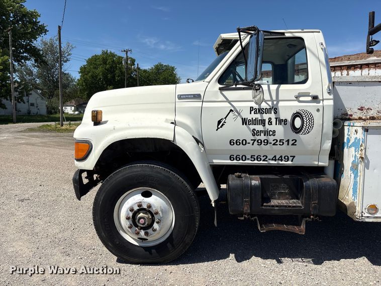 image for item EI5840 1997 Ford F800 tow truck