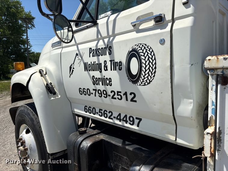 image for item EI5840 1997 Ford F800 tow truck