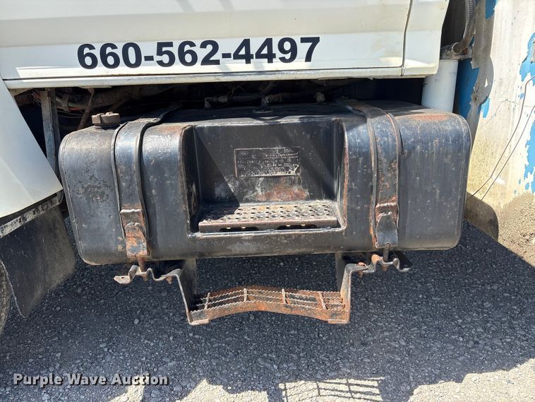 image for item EI5840 1997 Ford F800 tow truck