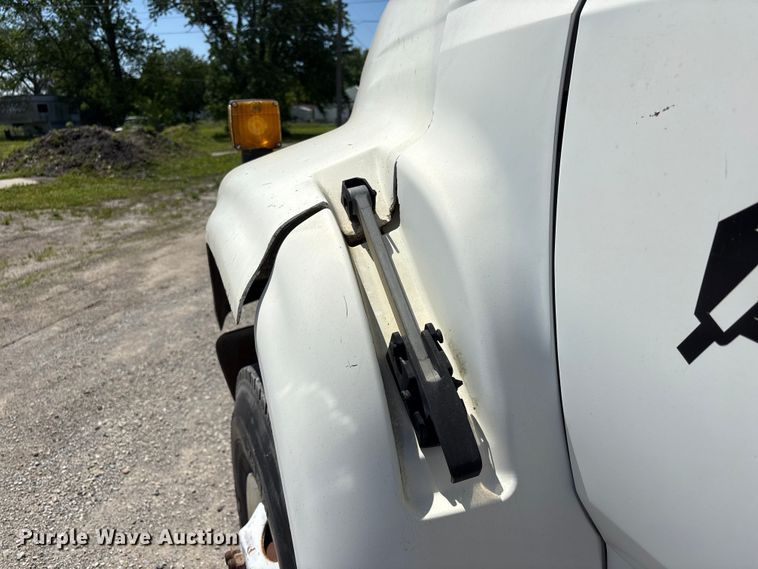 image for item EI5840 1997 Ford F800 tow truck