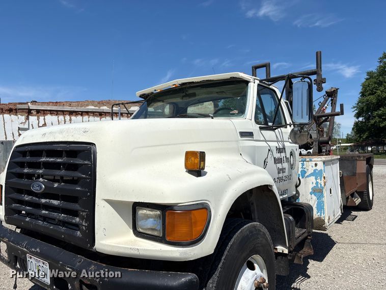 image for item EI5840 1997 Ford F800 tow truck