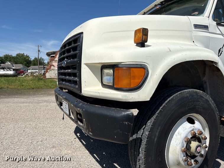 image for item EI5840 1997 Ford F800 tow truck