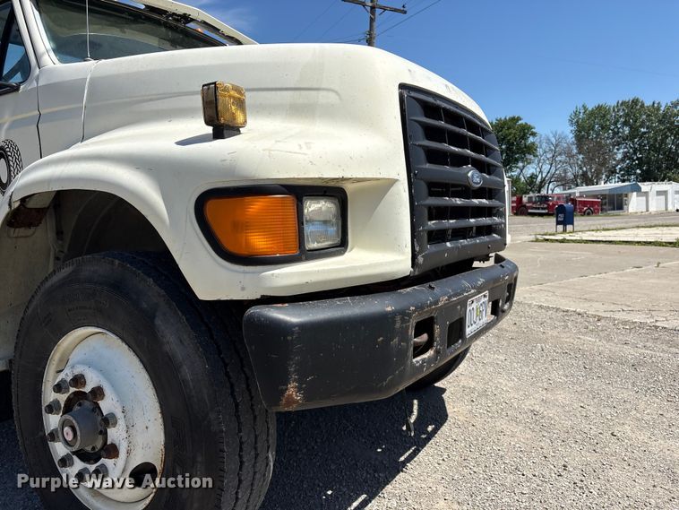 image for item EI5840 1997 Ford F800 tow truck