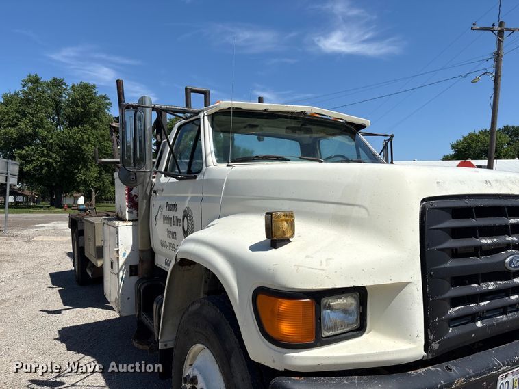 image for item EI5840 1997 Ford F800 tow truck