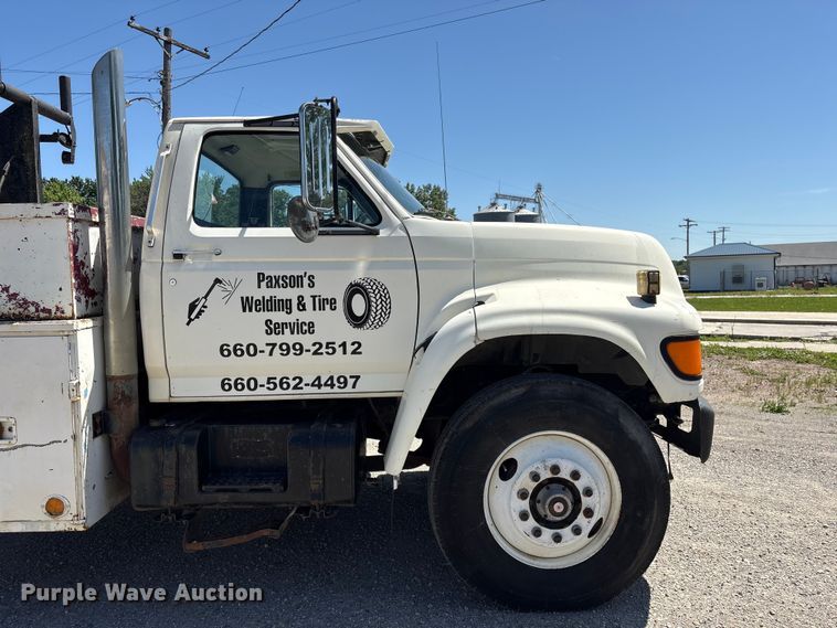 image for item EI5840 1997 Ford F800 tow truck
