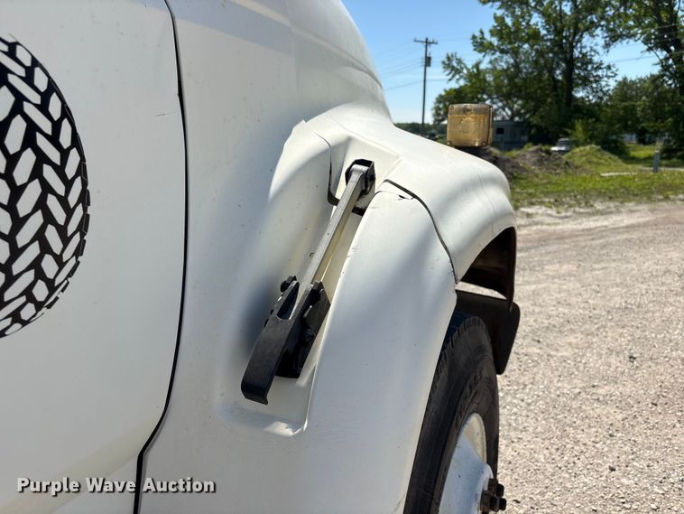 image for item EI5840 1997 Ford F800 tow truck