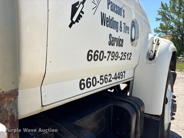 image for item EI5840 1997 Ford F800 tow truck