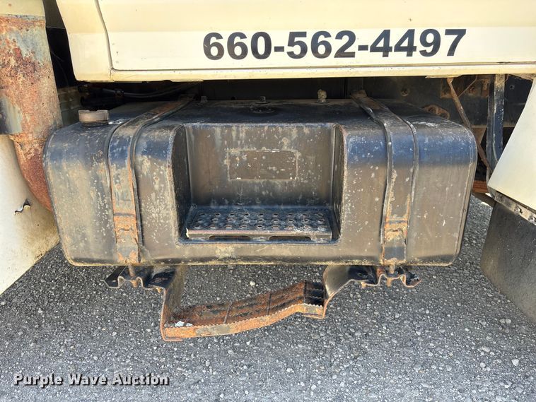 image for item EI5840 1997 Ford F800 tow truck