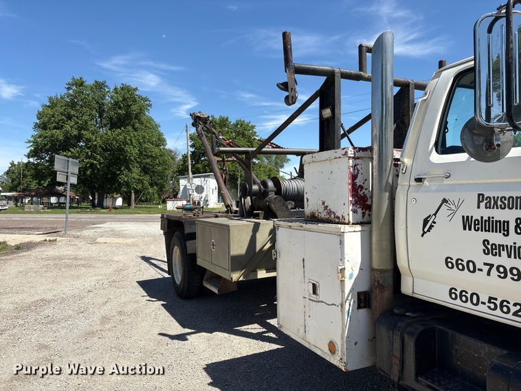 image for item EI5840 1997 Ford F800 tow truck
