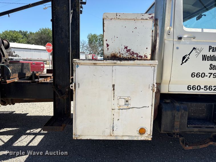 image for item EI5840 1997 Ford F800 tow truck