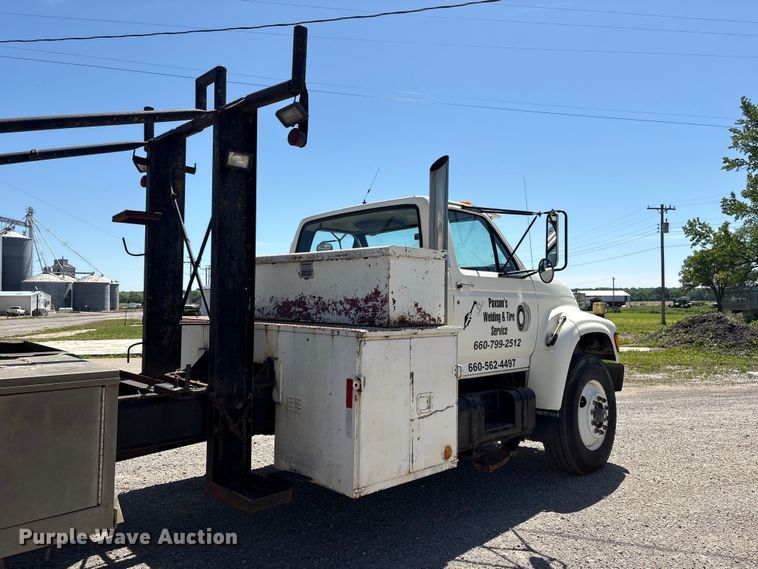 image for item EI5840 1997 Ford F800 tow truck
