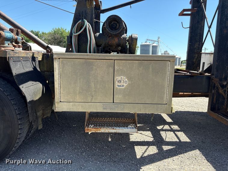 image for item EI5840 1997 Ford F800 tow truck