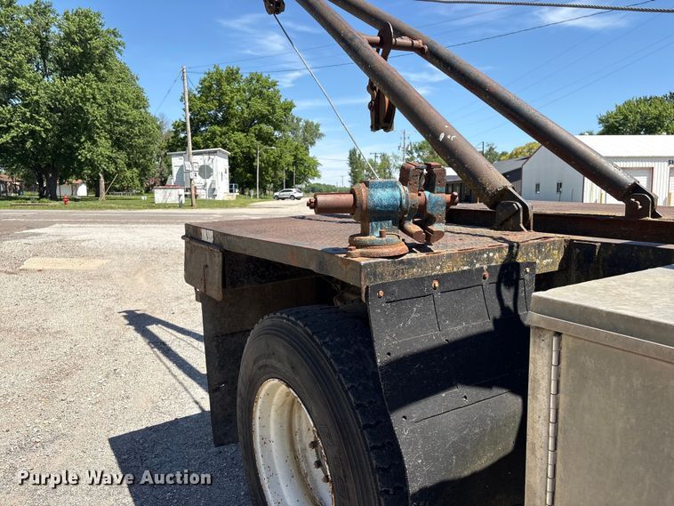 image for item EI5840 1997 Ford F800 tow truck