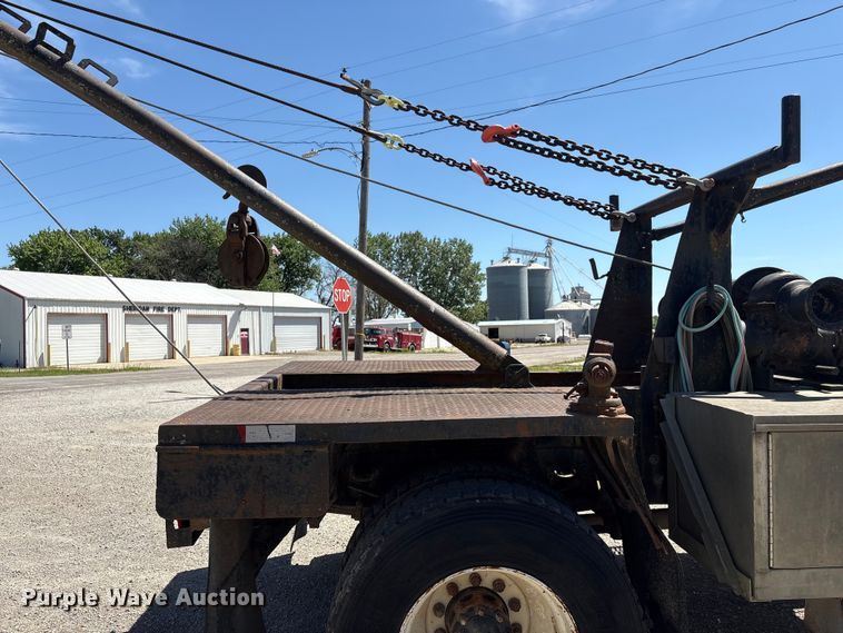 image for item EI5840 1997 Ford F800 tow truck