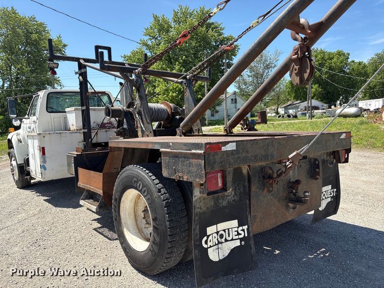 image for item EI5840 1997 Ford F800 tow truck