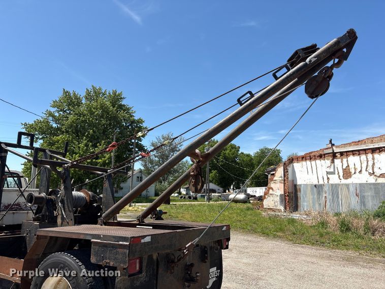 image for item EI5840 1997 Ford F800 tow truck