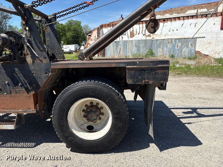 image for item EI5840 1997 Ford F800 tow truck