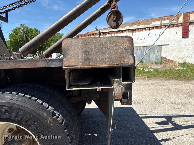 image for item EI5840 1997 Ford F800 tow truck