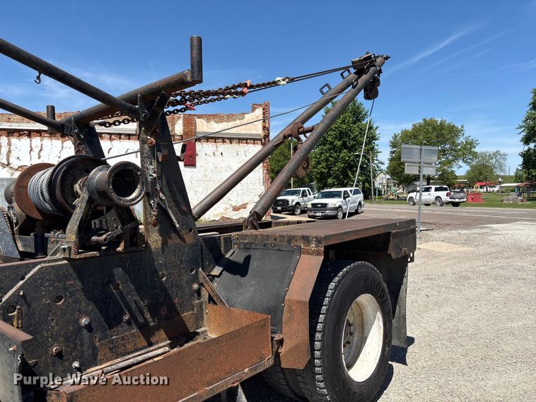 image for item EI5840 1997 Ford F800 tow truck