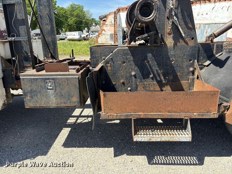 image for item EI5840 1997 Ford F800 tow truck