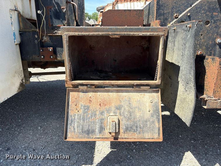 image for item EI5840 1997 Ford F800 tow truck