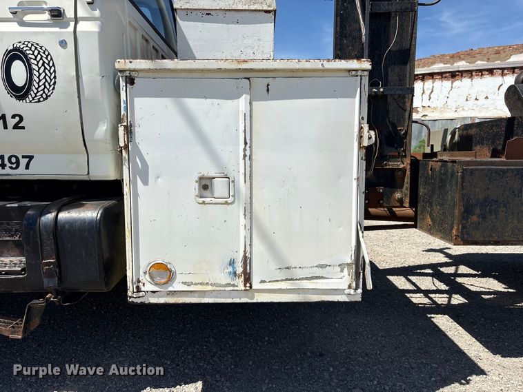 image for item EI5840 1997 Ford F800 tow truck
