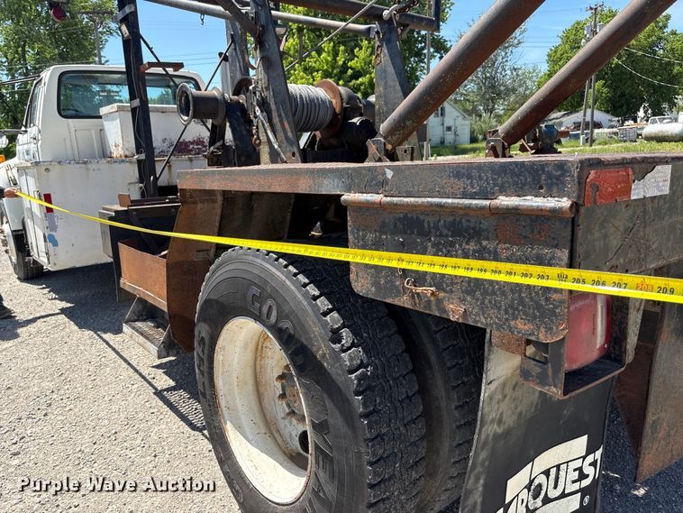 image for item EI5840 1997 Ford F800 tow truck
