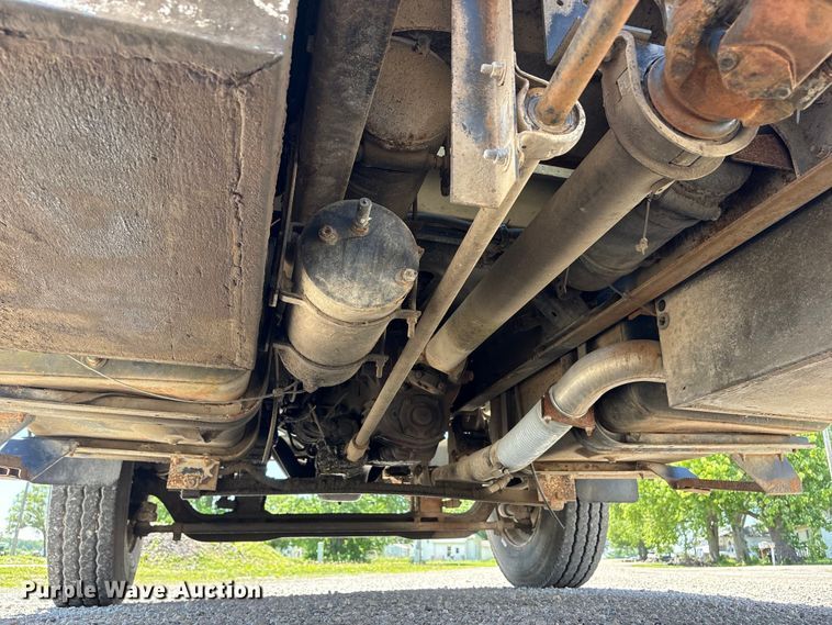 image for item EI5840 1997 Ford F800 tow truck