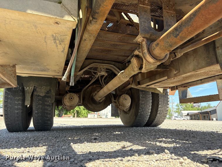 image for item EI5840 1997 Ford F800 tow truck