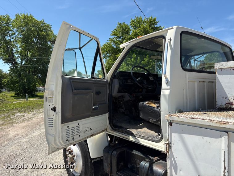 image for item EI5840 1997 Ford F800 tow truck