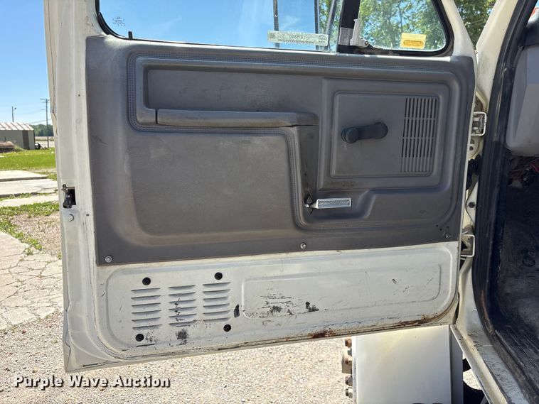 image for item EI5840 1997 Ford F800 tow truck