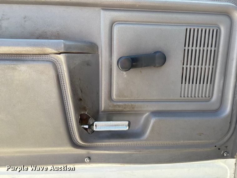 image for item EI5840 1997 Ford F800 tow truck