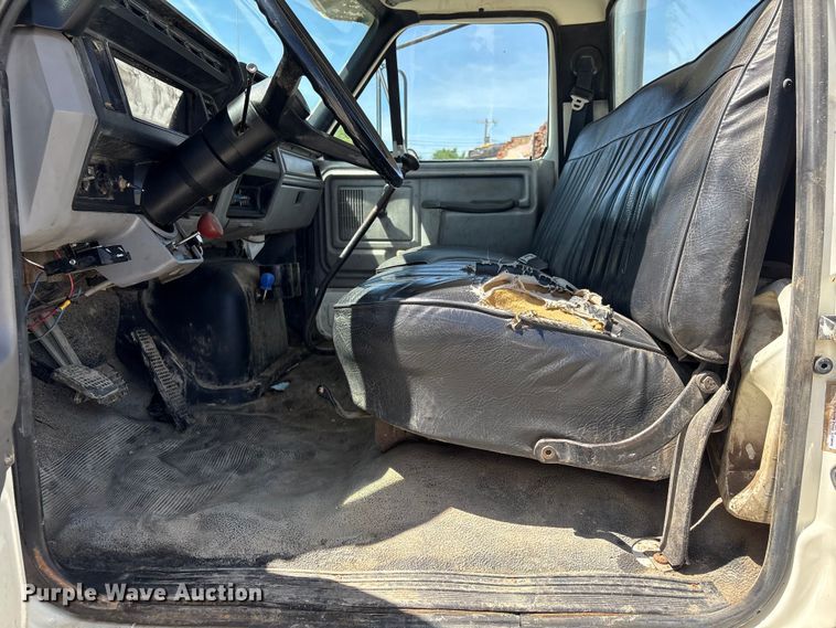 image for item EI5840 1997 Ford F800 tow truck