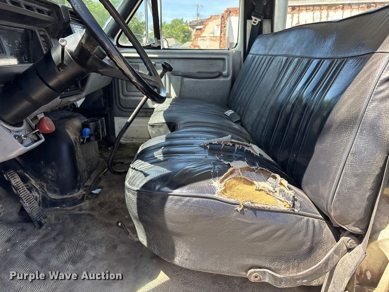 image for item EI5840 1997 Ford F800 tow truck