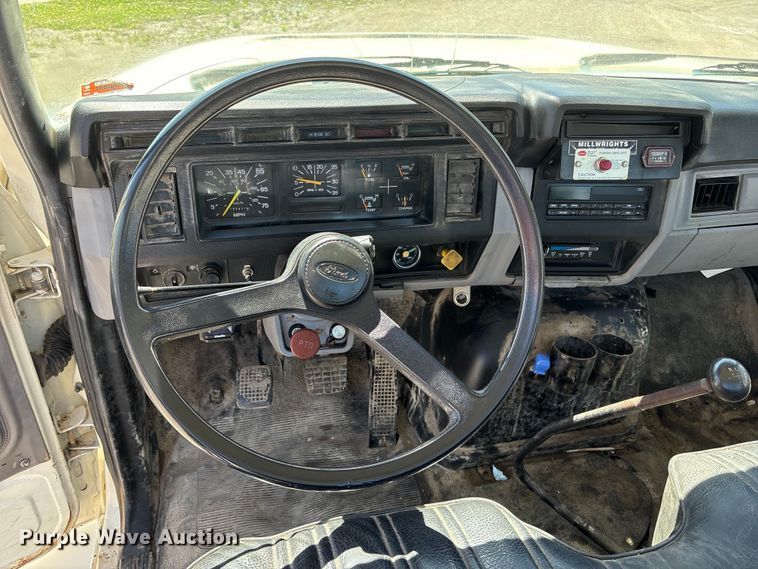 image for item EI5840 1997 Ford F800 tow truck