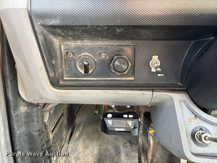image for item EI5840 1997 Ford F800 tow truck