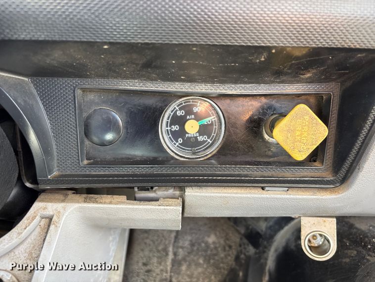 image for item EI5840 1997 Ford F800 tow truck