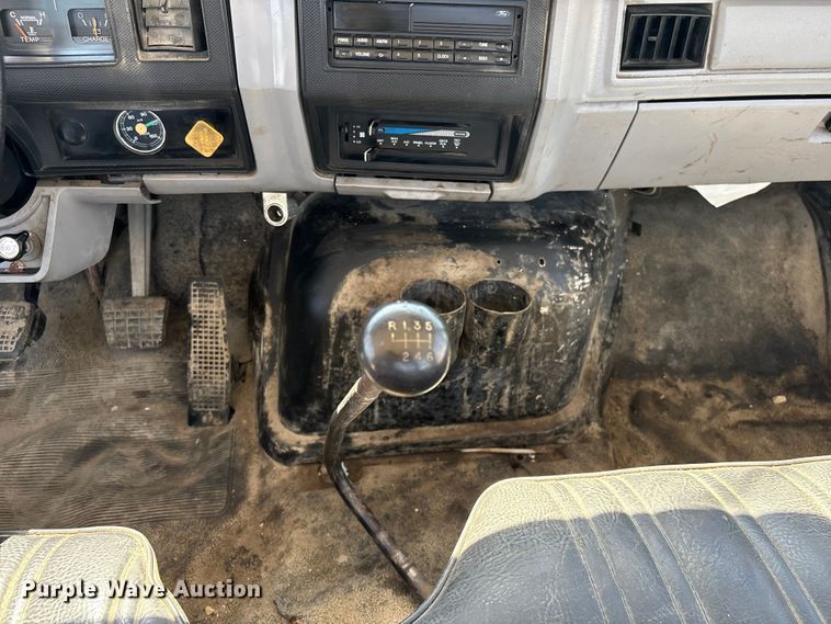 image for item EI5840 1997 Ford F800 tow truck