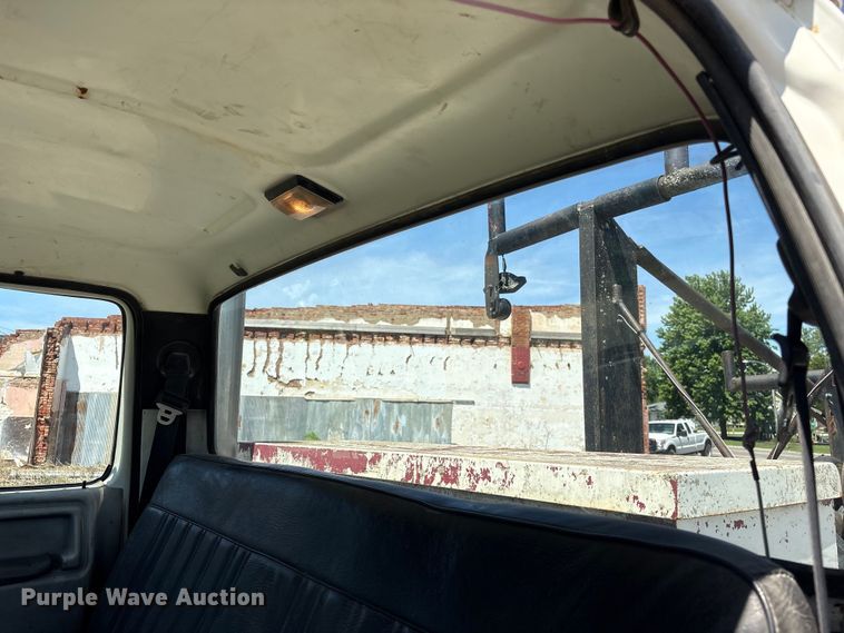 image for item EI5840 1997 Ford F800 tow truck