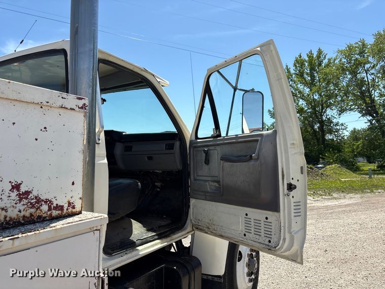 image for item EI5840 1997 Ford F800 tow truck