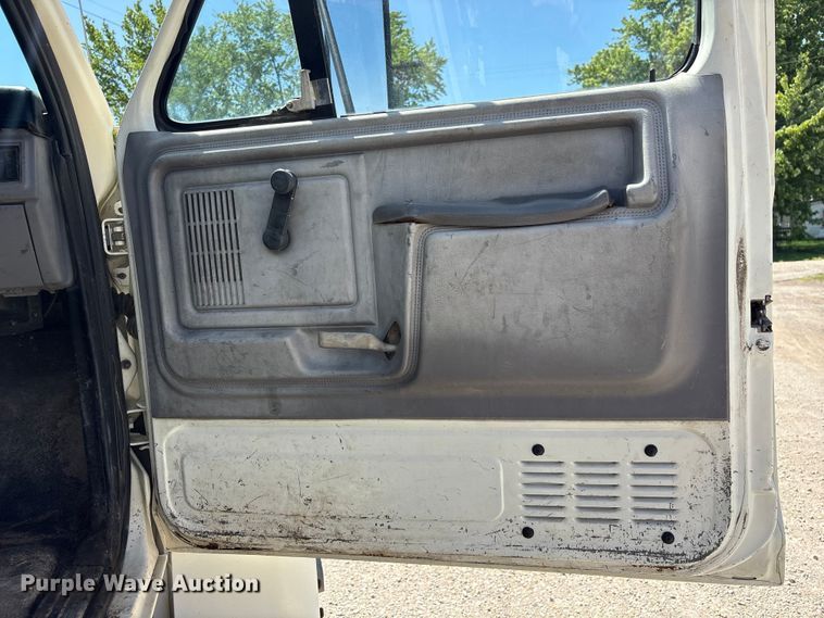 image for item EI5840 1997 Ford F800 tow truck