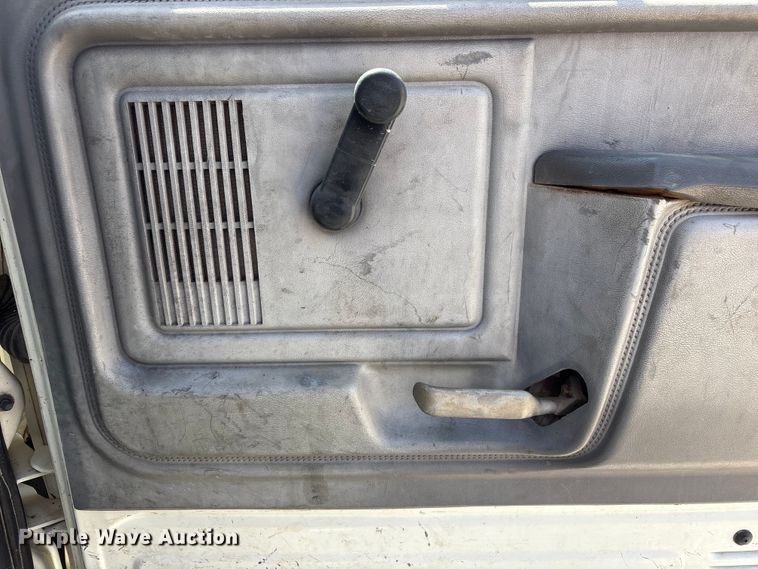 image for item EI5840 1997 Ford F800 tow truck