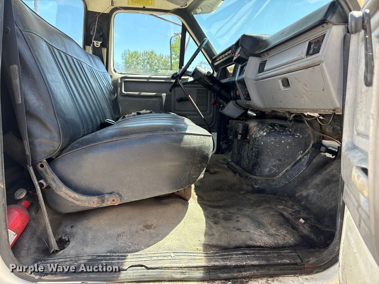 image for item EI5840 1997 Ford F800 tow truck