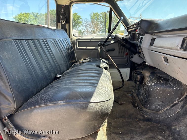 image for item EI5840 1997 Ford F800 tow truck