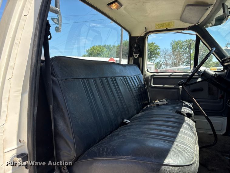 image for item EI5840 1997 Ford F800 tow truck